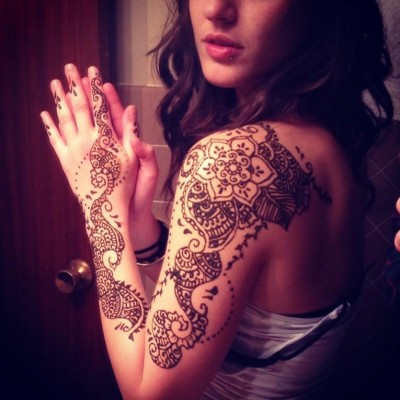 henna; black tatoo
