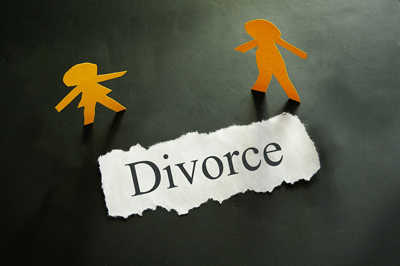 torn piece of paper with divorce text and paper cpuple figures